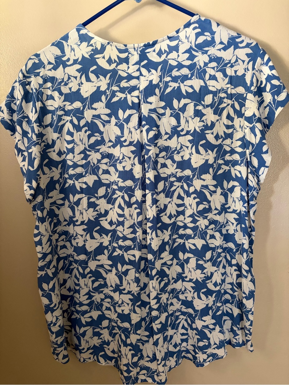 Liz Claiborne Blue and White Floral Button-Front Blouse - Picture 2 of 3